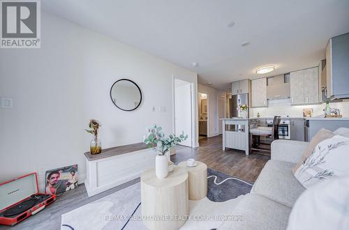 921 - 18 Uptown Drive, Markham, ON - Indoor Photo Showing Living Room