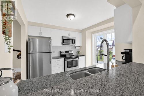 338 Pumpkinseed Crescent, Ottawa, ON - Indoor Photo Showing Kitchen With Double Sink With Upgraded Kitchen