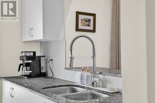 338 Pumpkinseed Crescent, Ottawa, ON - Indoor Photo Showing Kitchen With Double Sink