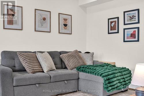 338 Pumpkinseed Crescent, Ottawa, ON - Indoor Photo Showing Living Room