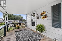 Lovely covered porch. - 