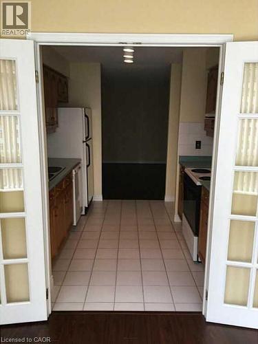 1276 Maple Crossing Boulevard Unit# 809, Burlington, ON - Indoor Photo Showing Kitchen