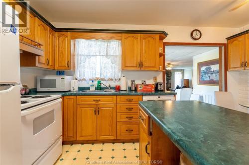 16 Arthur Drive, Chatham, ON - Indoor Photo Showing Kitchen