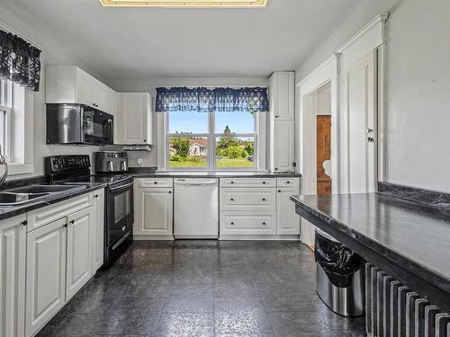 32 Highland Street, Glace Bay, NS - Indoor Photo Showing Kitchen