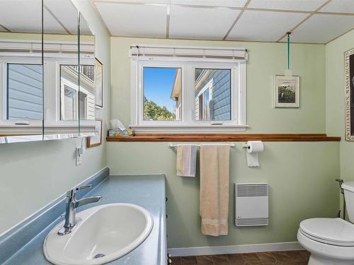 6 Iona Road, Wolfville, NS - Indoor Photo Showing Bathroom