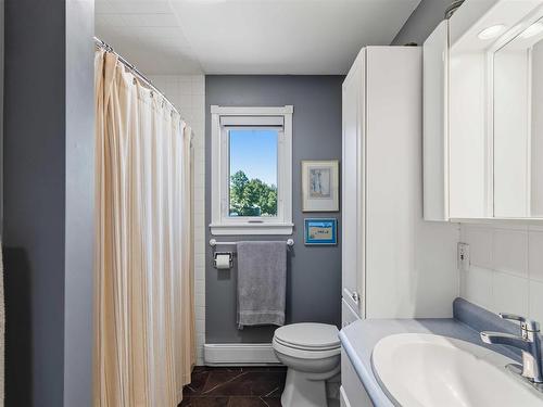 6 Iona Road, Wolfville, NS - Indoor Photo Showing Bathroom