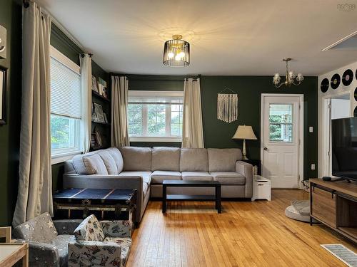 790 Trenton Road, New Glasgow, NS - Indoor Photo Showing Living Room
