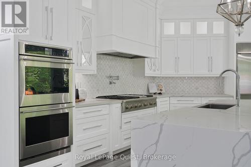 8 Midves Court, Springwater (Midhurst), ON - Indoor Photo Showing Kitchen With Upgraded Kitchen
