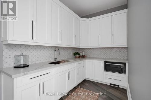 8 Midves Court, Springwater (Midhurst), ON - Indoor Photo Showing Kitchen