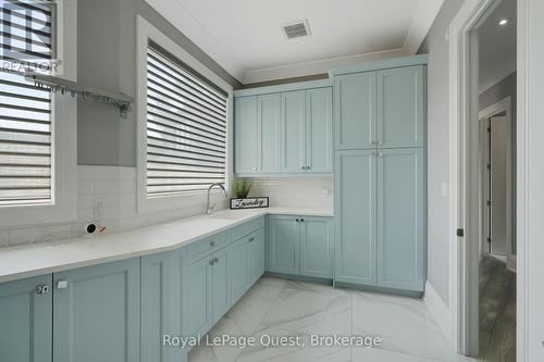 8 Midves Court, Springwater (Midhurst), ON - Indoor Photo Showing Kitchen