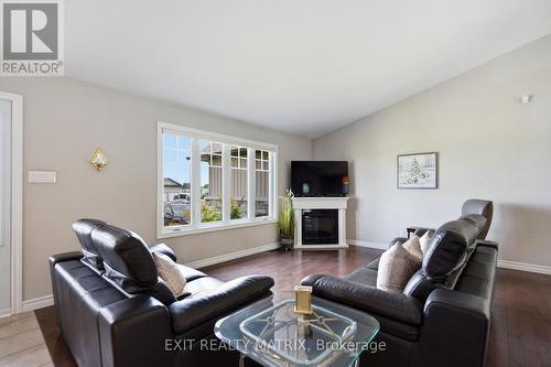 248 Des Violettes Street, Clarence-Rockland, ON - Indoor Photo Showing Living Room
