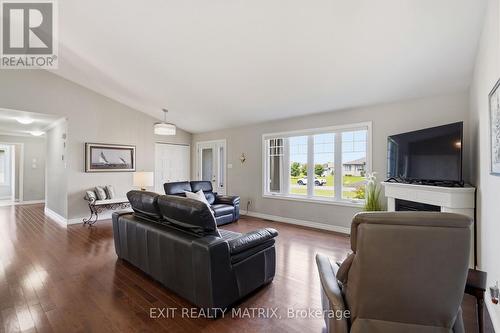248 Des Violettes Street, Clarence-Rockland, ON - Indoor Photo Showing Living Room