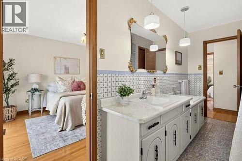 268 Federal Street, Stoney Creek, ON - Indoor Photo Showing Bathroom