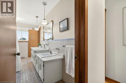 268 Federal Street, Stoney Creek, ON - Indoor Photo Showing Bathroom