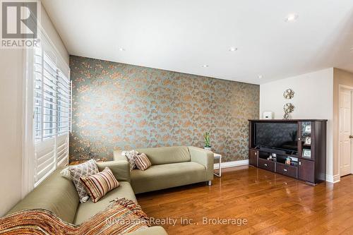9 Parisian Road, Brampton (Vales Of Castlemore), ON - Indoor Photo Showing Living Room