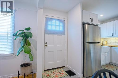 22 East 11Th Street, Hamilton, ON - Indoor Photo Showing Kitchen