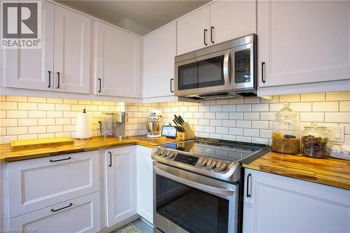 22 East 11Th Street, Hamilton, ON - Indoor Photo Showing Kitchen