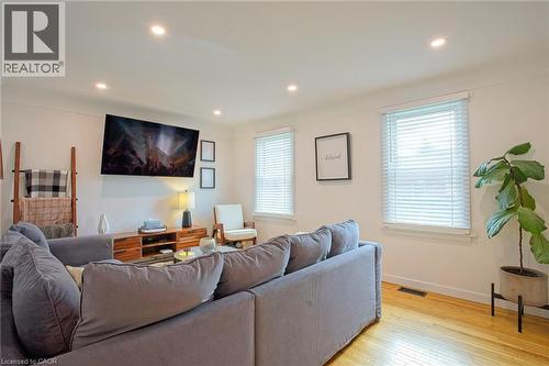 22 East 11Th Street, Hamilton, ON - Indoor Photo Showing Living Room