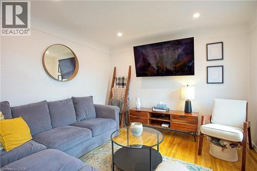 22 East 11Th Street, Hamilton, ON - Indoor Photo Showing Living Room