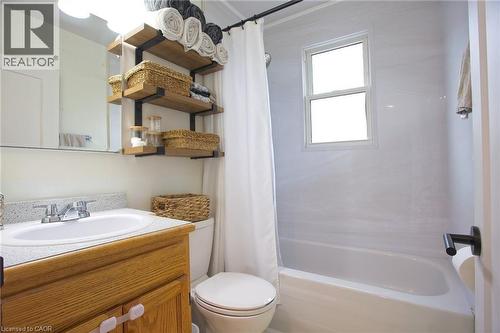 22 East 11Th Street, Hamilton, ON - Indoor Photo Showing Bathroom