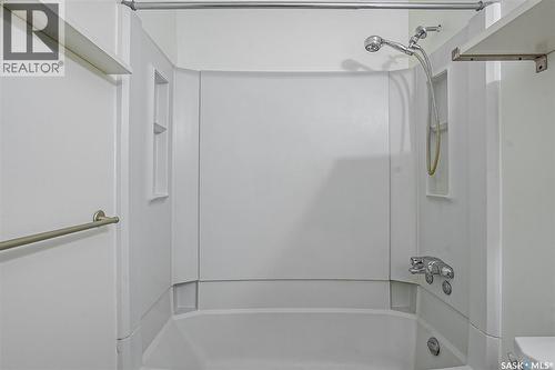 307 211 Tait Place, Saskatoon, SK - Indoor Photo Showing Bathroom