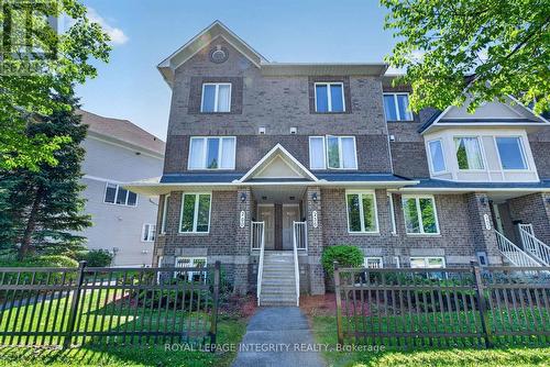 256 CRESTHAVEN DRIVE  Ottawa, ON K2G 6W4