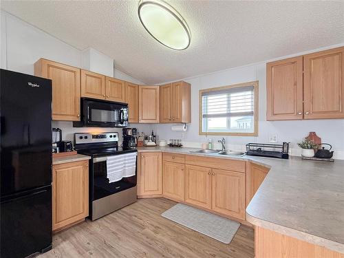 633 Campbell Cove, Brandon, MB - Indoor Photo Showing Kitchen With Double Sink