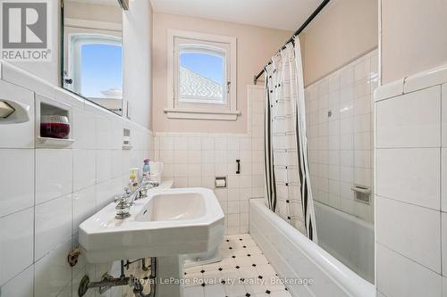 143 Norfolk Street, Guelph (Downtown), ON - Indoor Photo Showing Bathroom