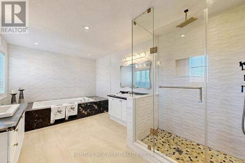 32 Casa Nova Drive, Vaughan, ON - Indoor Photo Showing Kitchen