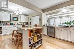 Country Kitchen w Centre Island - 