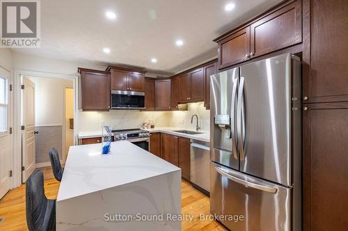 221 2Nd Avenue W, Owen Sound, ON - Indoor Photo Showing Kitchen With Upgraded Kitchen