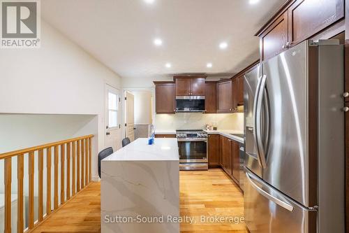 221 2Nd Avenue W, Owen Sound, ON - Indoor Photo Showing Kitchen With Upgraded Kitchen
