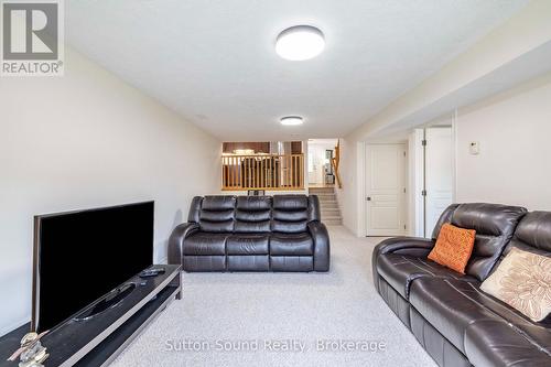 221 2Nd Avenue W, Owen Sound, ON - Indoor Photo Showing Living Room