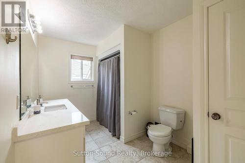 221 2Nd Avenue W, Owen Sound, ON - Indoor Photo Showing Bathroom