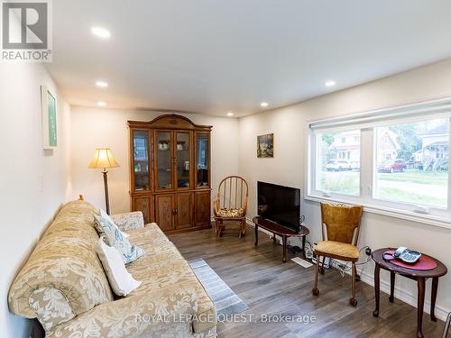 239 Front Street S, Orillia, ON - Indoor Photo Showing Living Room