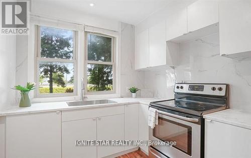 1136 Bronte Road, Oakville, ON - Indoor Photo Showing Kitchen