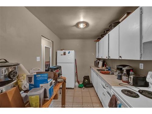 203-63 Baldoon Road, Chatham, ON - Indoor Photo Showing Kitchen