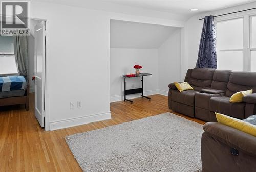 852 Reedmere, Windsor, ON - Indoor Photo Showing Living Room