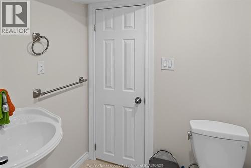 852 Reedmere, Windsor, ON - Indoor Photo Showing Bathroom