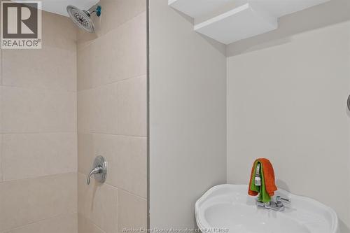 852 Reedmere, Windsor, ON - Indoor Photo Showing Bathroom