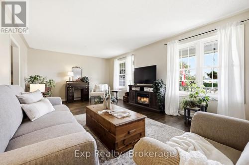 7402 Byers Road, Hamilton Township, ON - Indoor Photo Showing Living Room