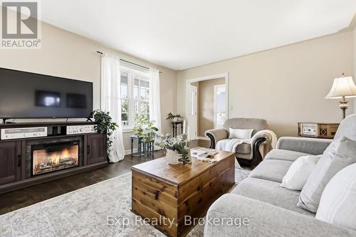7402 Byers Road, Hamilton Township, ON - Indoor Photo Showing Living Room
