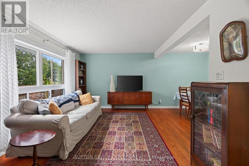 Living room with Hardwood Floor - 24 - 75 Ansondale Road, London South (South Q), ON - Indoor Photo Showing Living Room