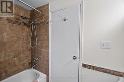 Upstairs 4-pc bathroom - 