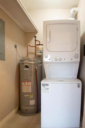 #202-2380 Brethour Ave, Sidney, BC - Indoor Photo Showing Laundry Room