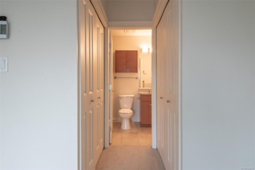 #202-2380 Brethour Ave, Sidney, BC - Indoor Photo Showing Bathroom