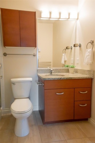 #202-2380 Brethour Ave, Sidney, BC - Indoor Photo Showing Bathroom