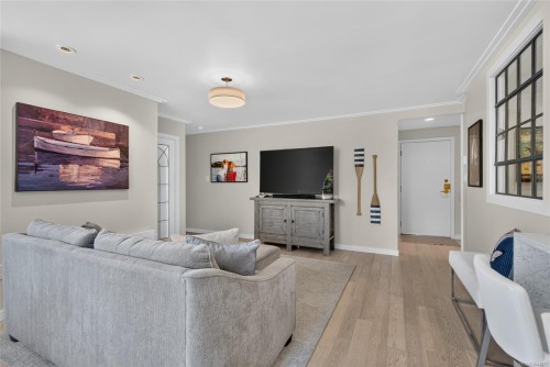 #203-640 Montreal St, Victoria, BC - Indoor Photo Showing Living Room