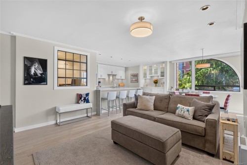 #203-640 Montreal St, Victoria, BC - Indoor Photo Showing Living Room
