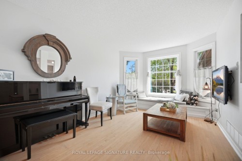 5390 Mcfarren Boulevard, Mississauga, ON - Indoor Photo Showing Living Room